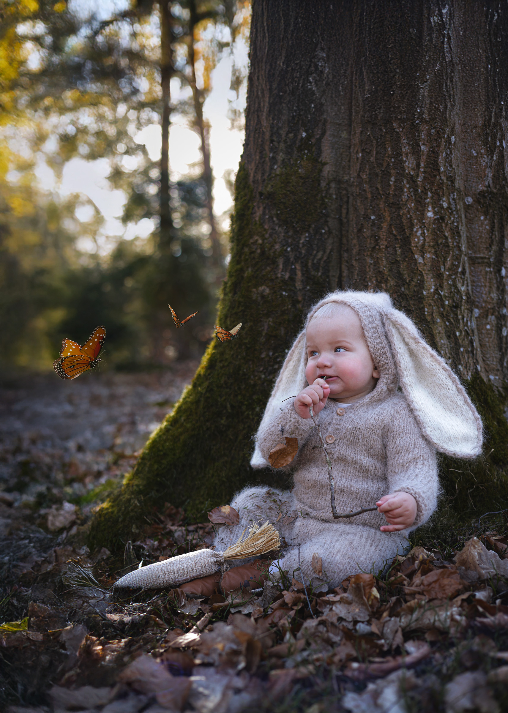 Verspieltes Portrait von Kleinkind im Wald im Osterhasenanzug nahe Crailsheim