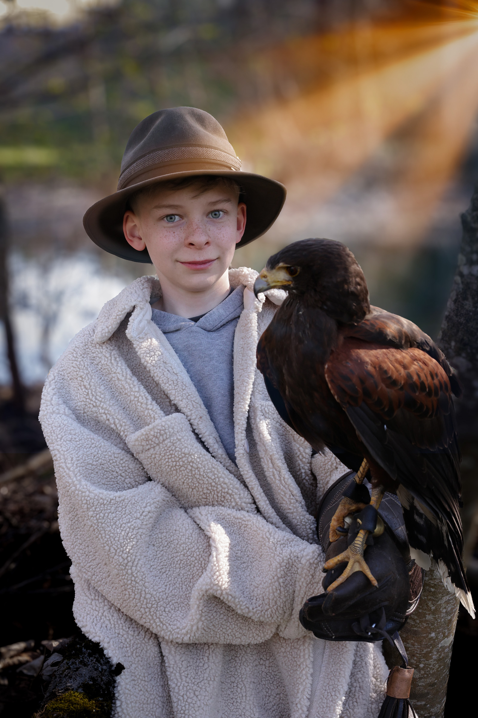 Kinderfoto von einem Jungen mit Bussard in Cröffelbach Nahe Schwäbisch Hall