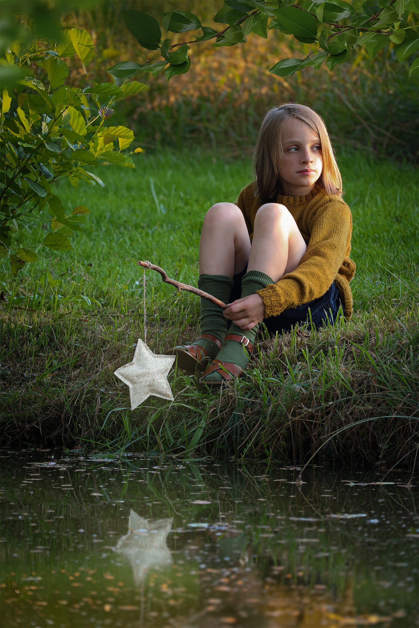 Märchenhaftes Kinderportrait von einem Jungen am Wasser nahe Crailsheim