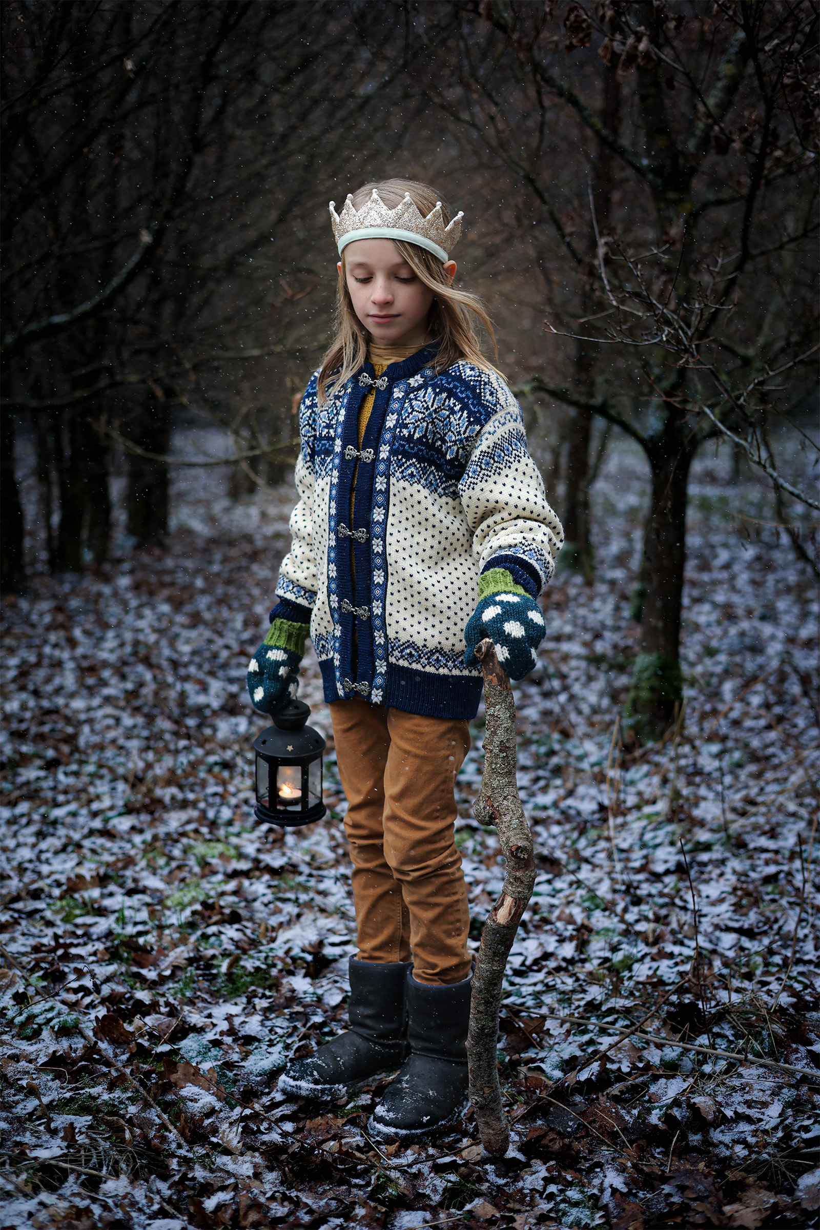 Anmutiges märchenhaftes Kinderportrait im Winter in Fichtenau nahe Crailsheim