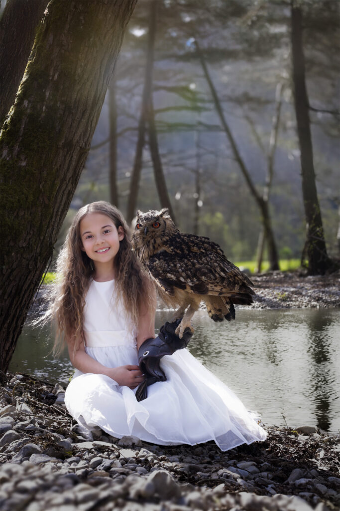 Kinderportrait von einem Mädchen mit einer Eule in Cröffelbach nahe Schwäbisch Hall.