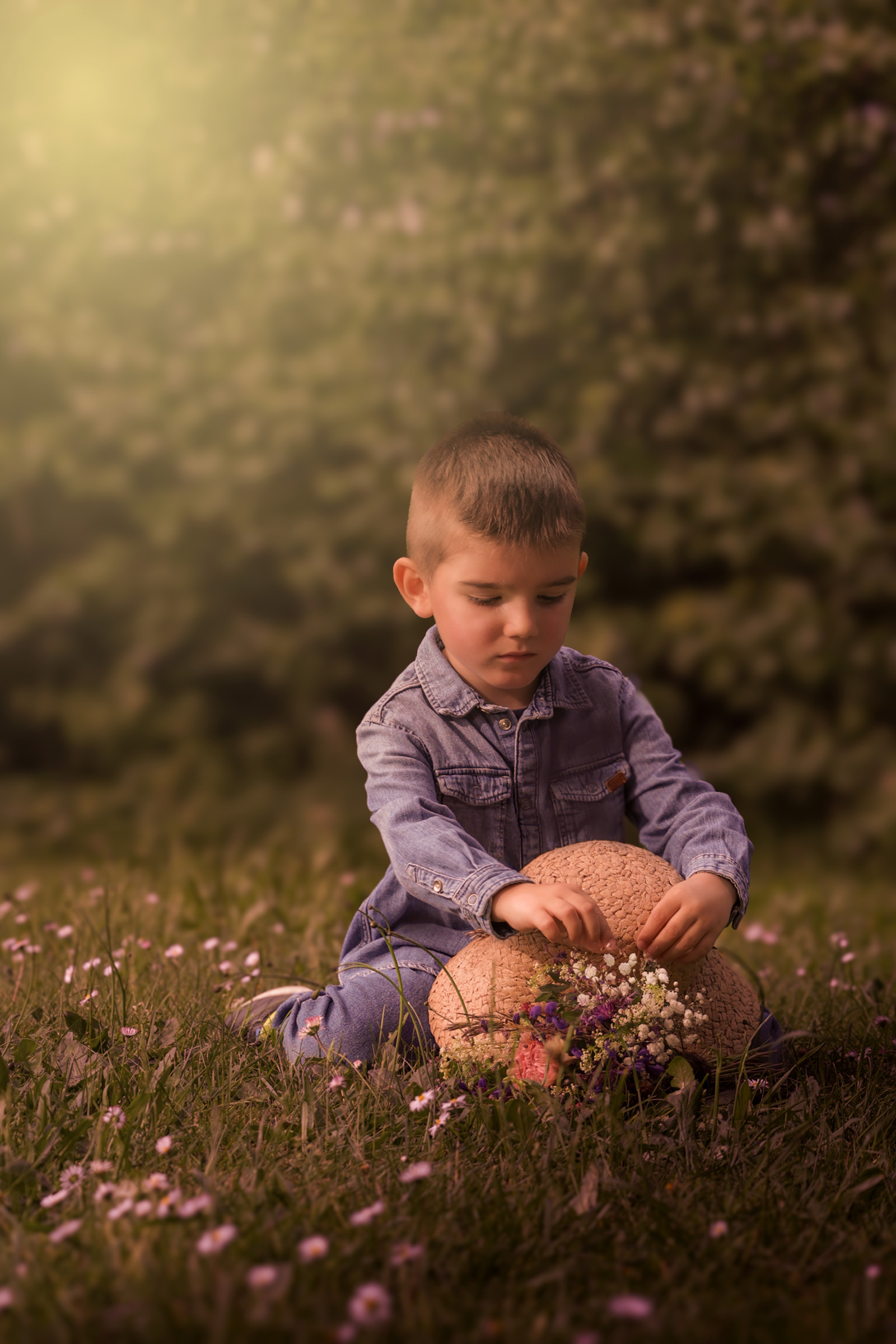 Kinderfoto von einem Jungen mit Blumen in der Nähe von Dinkelsbühl