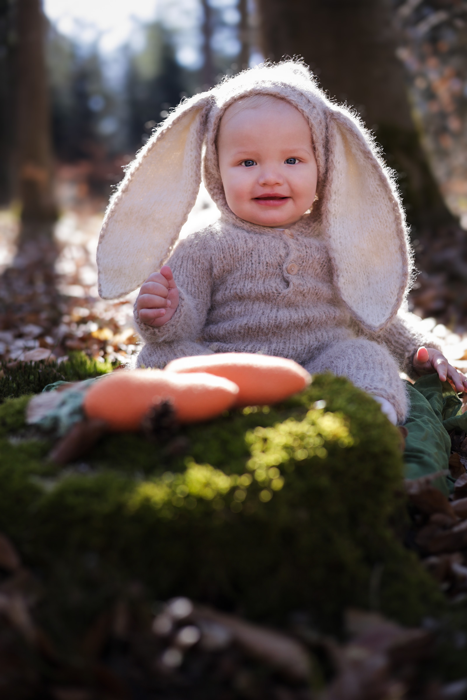 verspieltes Portrait in der Natur von Kleinkind im Osterhasenanzug nahe Crailsheim