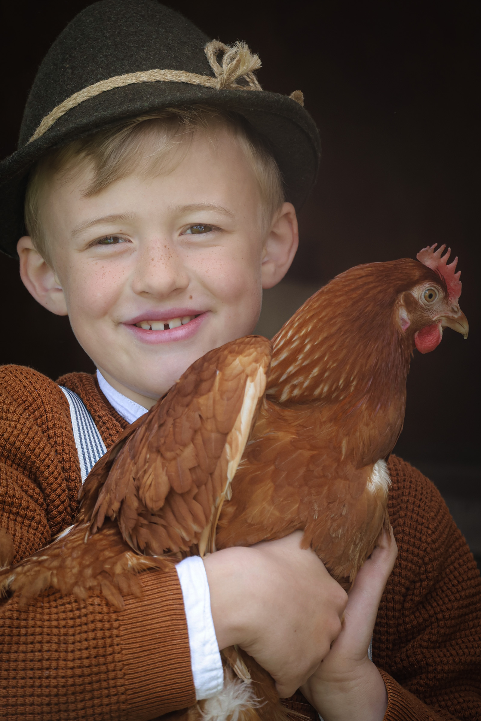 Anmutiges Kinderportrait von einem Jungen mit Huhn nahe Crailsheim in Hohenlohe
