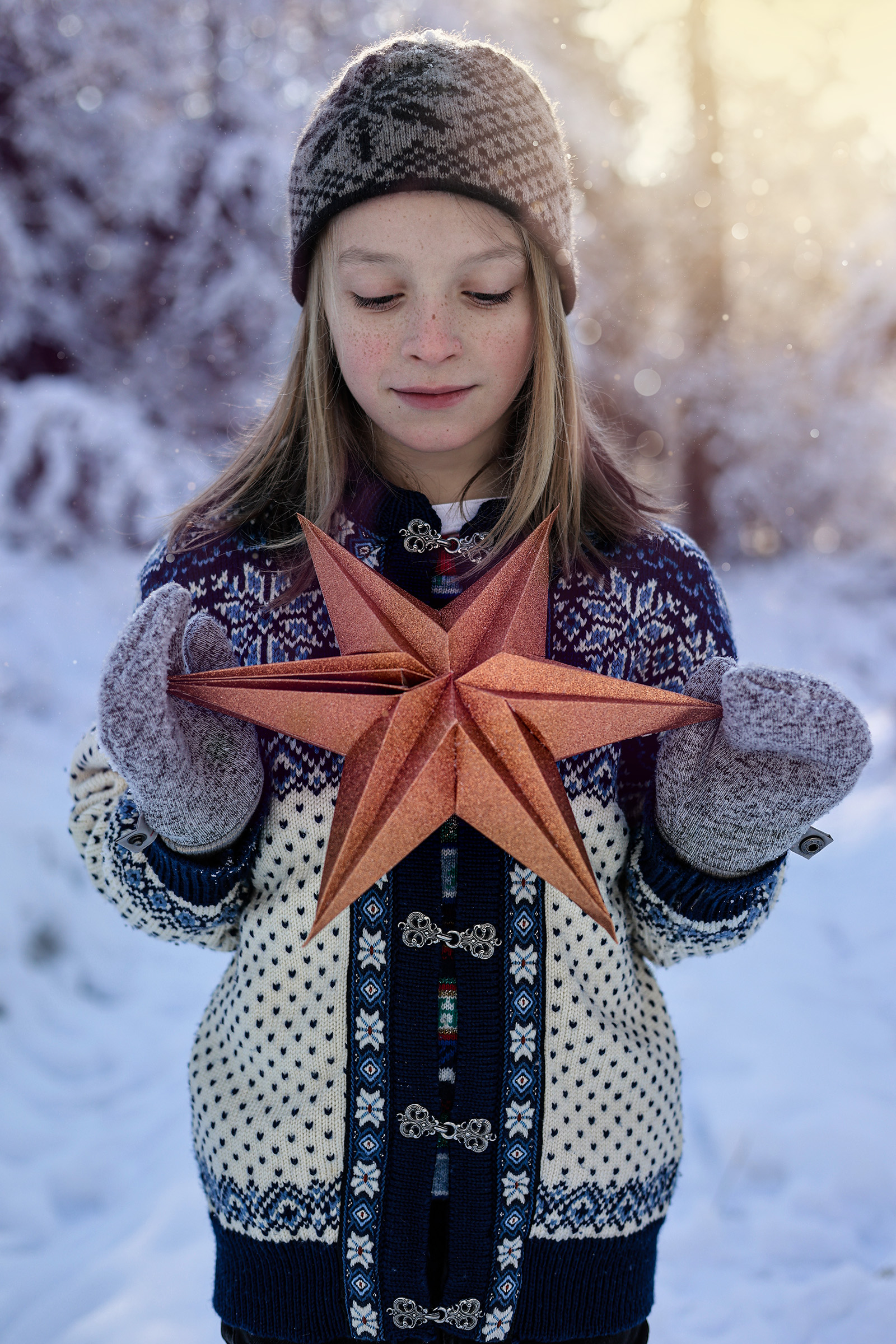 Anmutiges Kinderfoto im Winterwald nahe Crailsheim