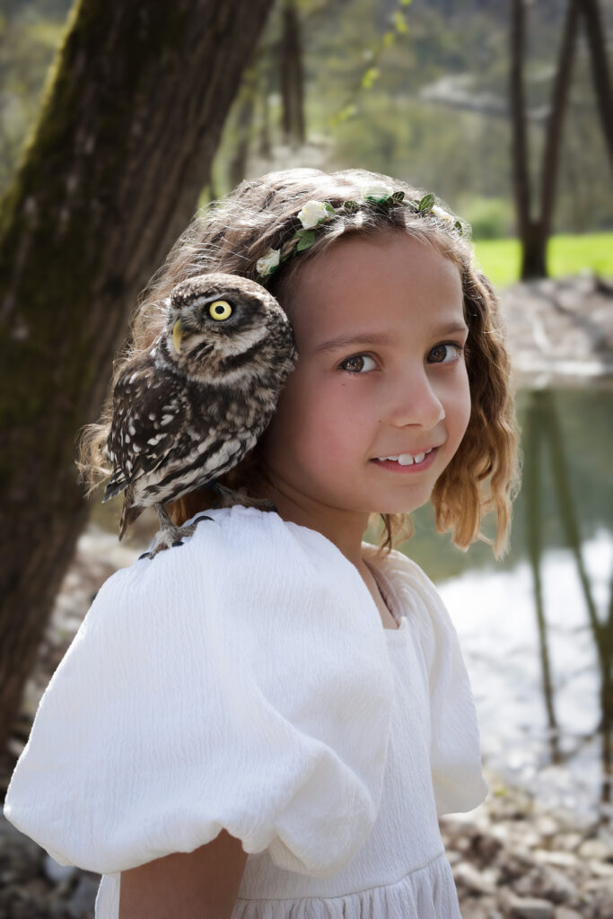 Kinderportrait von einem Mädchen mit Eule in Cröffelbach nahe Schwäbisch Hall
